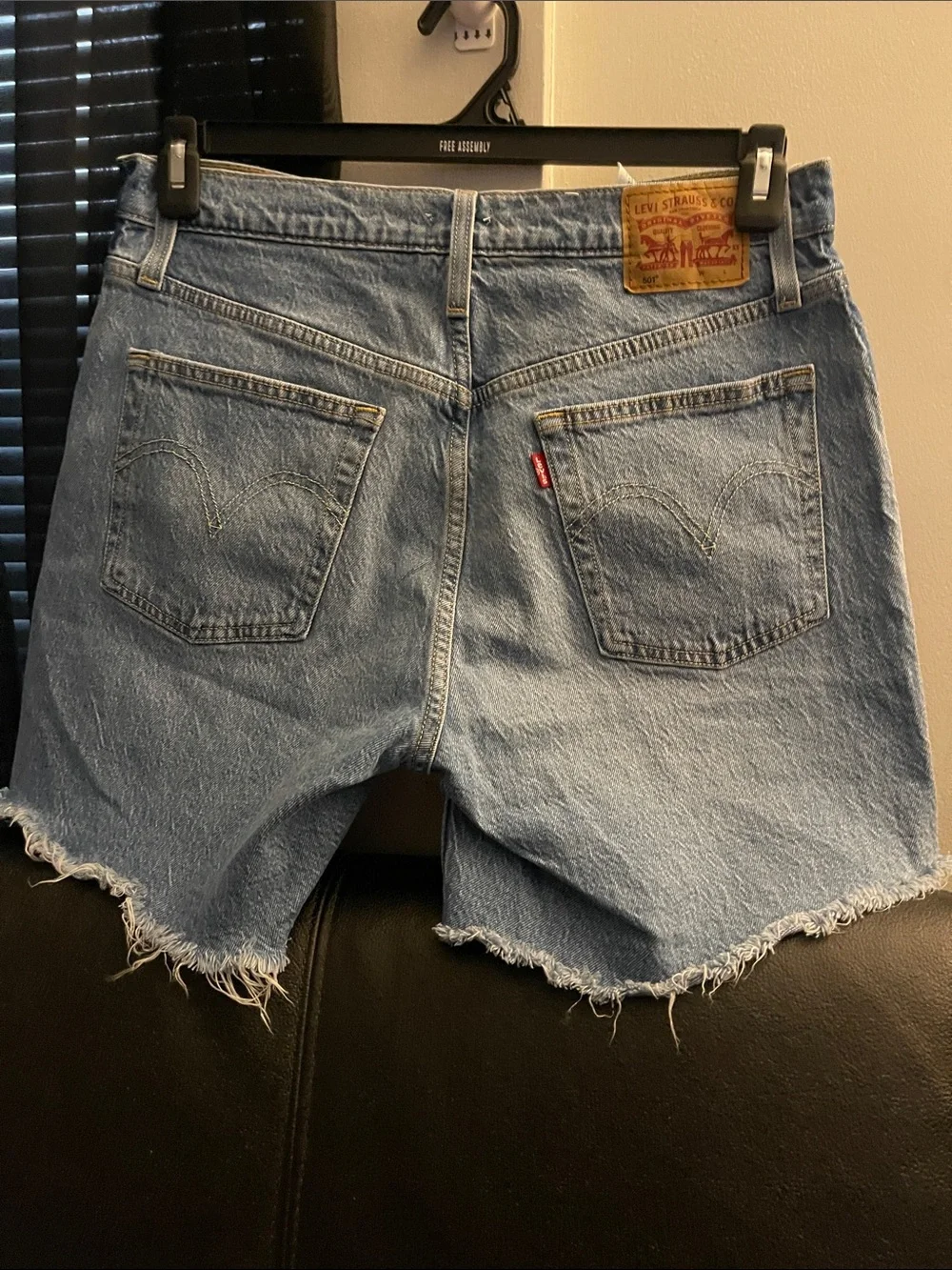LEVI’S 501 Women’s High-Rise Light Blue Mid Thigh Denim Cutoff Shorts Sz 31 NWOT